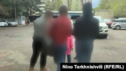 სუროგატი დედები შრომის ინსპექციის ეზოში, 3 აპრილი, 2025 წელი