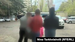 სუროგატი დედები შრომის ინსპექციის ეზოში, 3 აპრილი, 2025 წელი