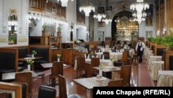 Prazni restorani u Pragu, glavnom gradu Češke, 13. marta 2020. nakon odluke Vlade da sve ugostiteljske radnje zatvori nakon 20 časova. Ugostiteljstovo i turizam neke su od privrednih grana koje trpe najteže udare nakon proglašenja pandemije korona virusa.