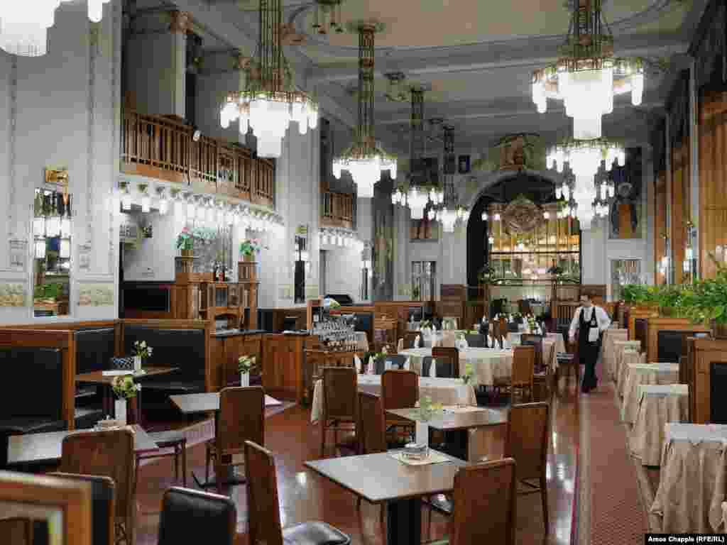 პრაღის ძველ ქალაქში მდებარე რესტორანი. 13 მარტს, 19:13 საათისთვის, როდესაც ფოტოა გადაღებული, მასში მხოლოდ ორი კლიენტი იმყოფებოდა.