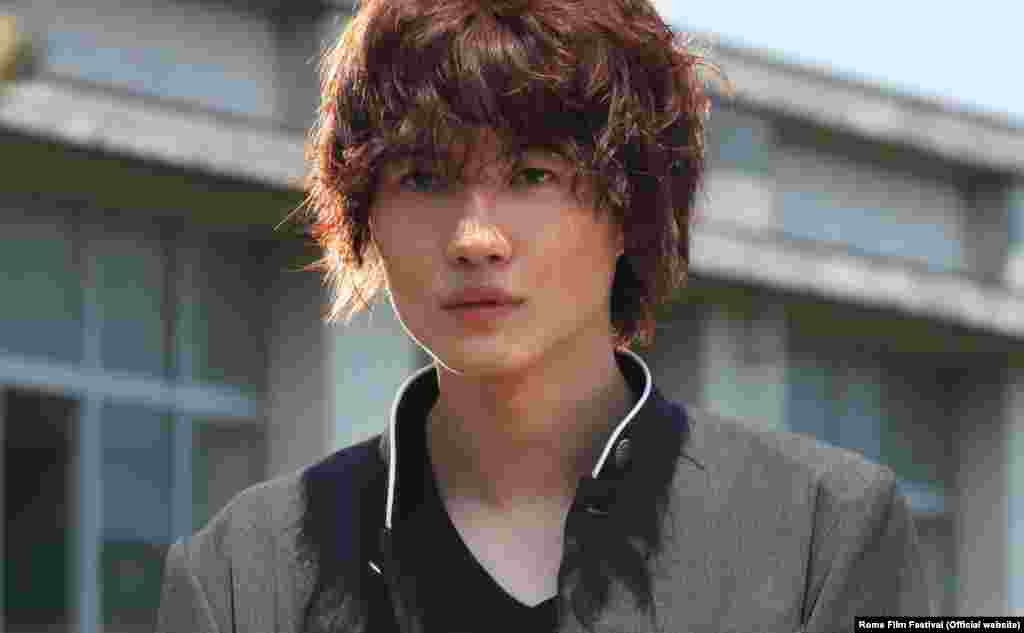 Рюноскэ Камики в роле демонического школьника в фильме "По божьей воле". Режиссер Такаши Миике получил на Римском фестивале награду за вклад в киноискусство