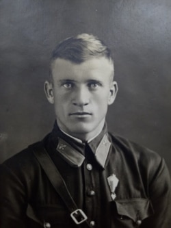 Василий Старощук. Фронтовое фото. 1942 г.