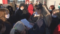 "Prema onima koji odbiju da se vrate u fabriku, kompanija će postupiti prema pravilniku", poručeno je u proglasu Jure radnicima koji protestuju.