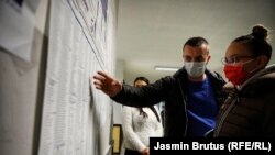 Rad sa jednim sazivom biračkog odbora cijeli dan je donio velike probleme, zato što ljudi odustaju, jer nisu sposobni da rade 24 sata u tom procesu, kaže Aleksandra Hasečić (na fotografiji detalj sa glasanja u Sarajevu)