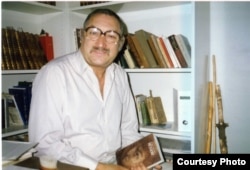 Фридрих Горенштейн с "Псаломом" в руках. 1986