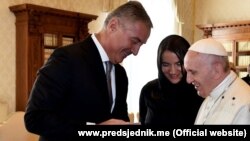 Bivši predsjednik Crne Gore Milo Đukanović i papa Franjo. Vatikan, 8. oktobar 2018.