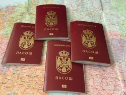 'Šta su ove generacije - koje su rođene kada sam ja otišao iz zemlje - imale od života? Apsolutno jednu zasužnjenost, jedan zatvor koji nije samo pitanje da nemaš pasoš, da ne možeš ići u Evropu - nego nemaš nikakvu perspektivu. Ali, perspektiva bi mogla doći iz njih samih a ne da tamo godinama glasaju za Miloševića, kao što sad godinama glasaju za ovog čoveka, neću ni da kažem kako se zove'