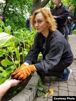 Римма Зюбина во время акции "Сажайте цветы, а не людей" в поддержку украинских политзаключенных