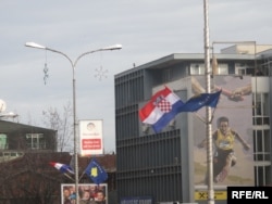 Zastava Hrvatske i zastava Kosova u Prištini.