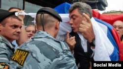 Boris Nemcov tokom protesta opozicije, 2010.