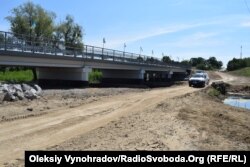 Временная переправа, которая часто затапливало водой