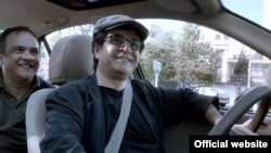 Reditelj Jafar Panahi na setu snimanja njegovog filma Taxi