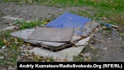 Колодязь біля будинку №12 у кварталі імені Волкова накритий дошками, Луганськ, 22 жовтня 2013