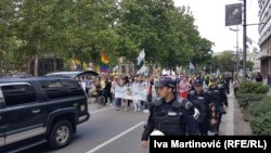 Policijske snage obezbeđuju kolonu