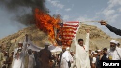 Demonstranti u Afganistanu pale američku zastavu u znak protesta protiv anti-islamskog filma, 14. rujan 2012.