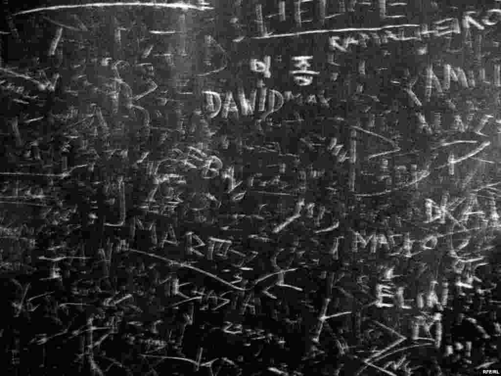 27.01. 1945. oslobođen je najveći nacistički logor smrti Auschwitz, simbol holokausta i stradanja, u kojem je tokom Drugog svetskog rata najmonstruoznije stradalo najmanje 1,5 milion ljudi.