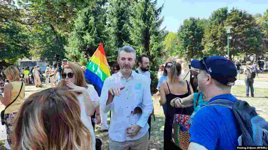 Među bosanskohercegovačkim političarima na Povorci ponosa bio je i premijer Kantona Sarajevo Edin Forto. "Ljudska prava ne mogu biti švedski sto, pa da izaberete šta će se poštovati a šta ne", rekao je on za Radio Slobodna Evropa.