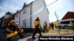 Pripadnici specijalnih jedinica na mestu gde je pronađen par izložen novičoku