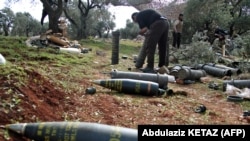 Sirijski borci koje podržava Turska pripremaju se za ispaljivanje granata na selo Najrab u pokrajini Idlib , Sirija, 20. februar