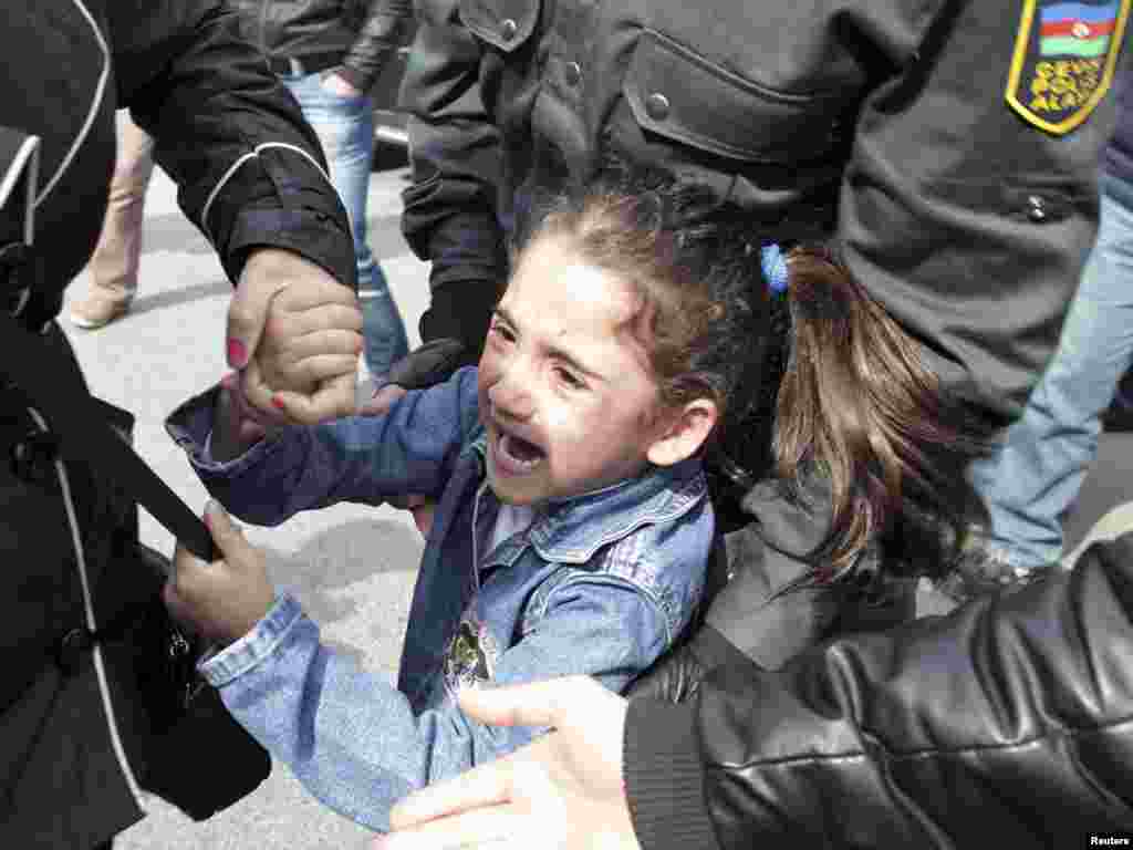 Azerbejdžan - Opozicioni protesti u Bakuu, 17.04.2011. Foto: Reuters / Irada Humbatova