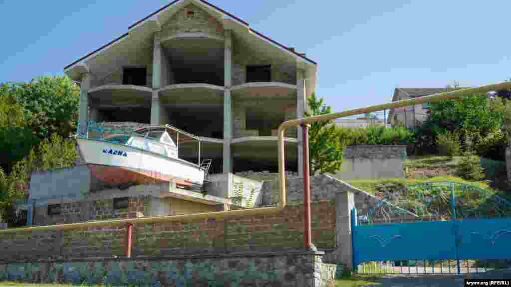 Мальовані чайки – на воротах, «Лєна» – на даху