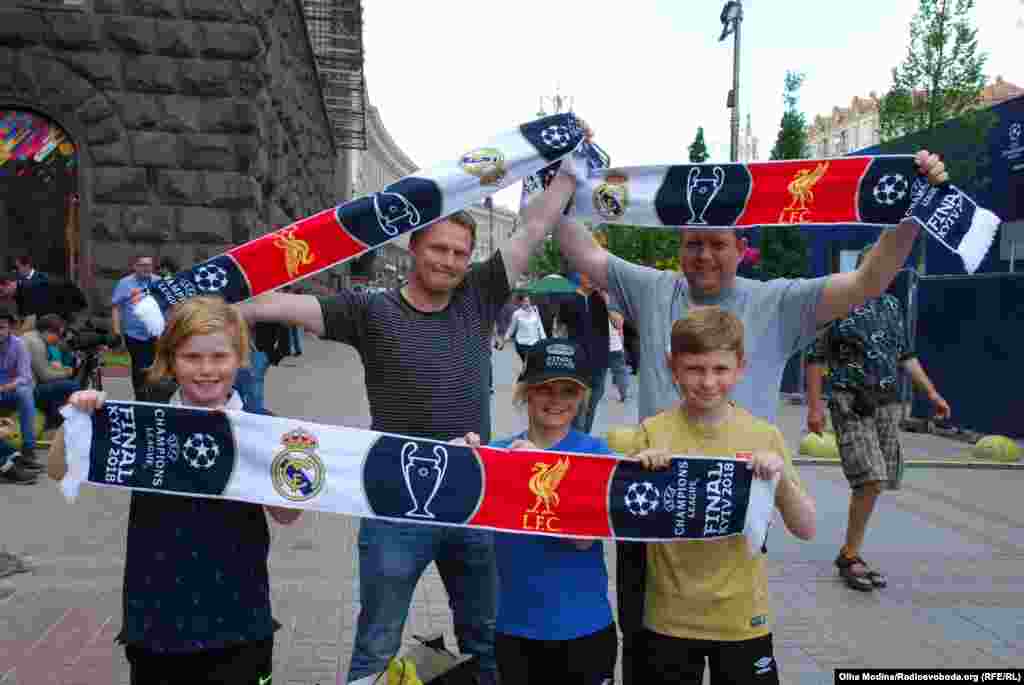 «Мужская компания из Норвегии». Так в шутку называют себя эти фанаты. Дети – Люк, Лео и Дэвид и взрослые – Сток и Джонни. Джонни рассказывает летели сюда семь часов с тремя пересадками. «Летели в Осло, затем в Таллинн, и вот волшебный Киев. Трудно ребятам привыкнуть к такой жаре. А в целом, Киев – это обычный европейскний город. Мы много таких видели, но в нем есть своя «изюминка», которую нужно почувствовать», – говорит Джонни 