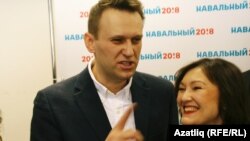 Алексей Навальный на открытии штаба в Уфе с активисткой Рамилей Саитовой 4 марта 2017 года