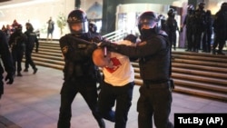 პოლიციის სპეცდანიშნულების რაზმის წევრები დემონსტრანტს აკავებენ. მინსკი, 23 სექტემბერი, 2020. 