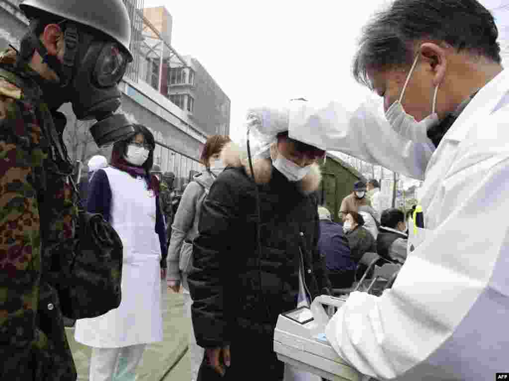 Mjerenje nivoa radijacije u Nihonmatsuu, 13.03.2011. Foto: AFP / Yumiuri Shimbnun