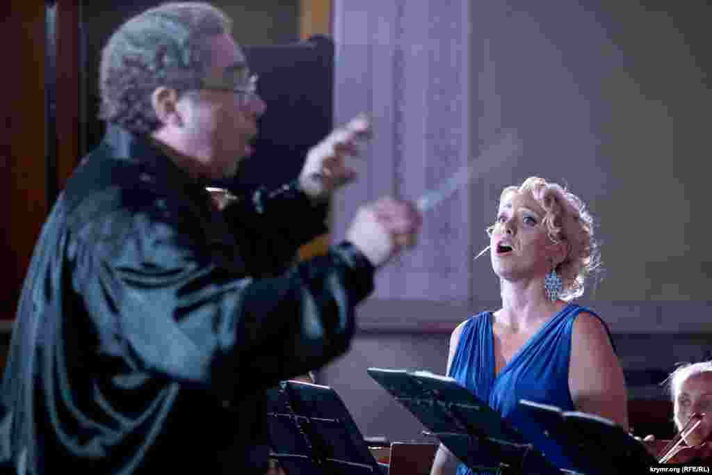 В здании Симферопольского железнодорожного вокзала прошел первый концерт благотворительного фестиваля «Мастера искусств Крыма – детям Донбасса», 8 сентября 2015 года