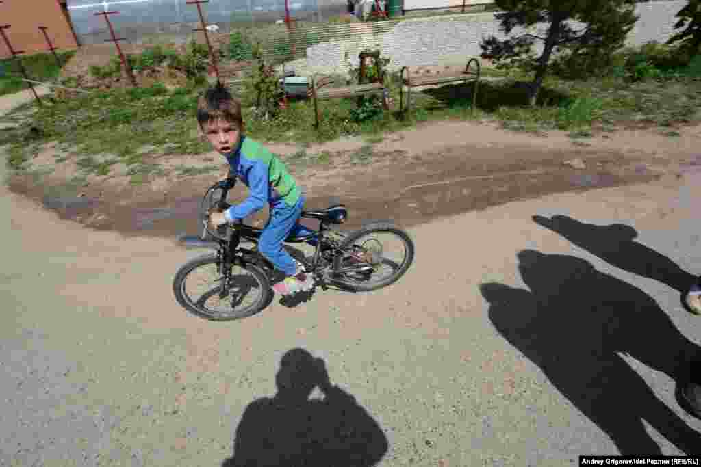 Детей, кстати, в посёлке очень много. 