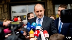 Румен Радев выступает перед журналистами после первого тура выборов