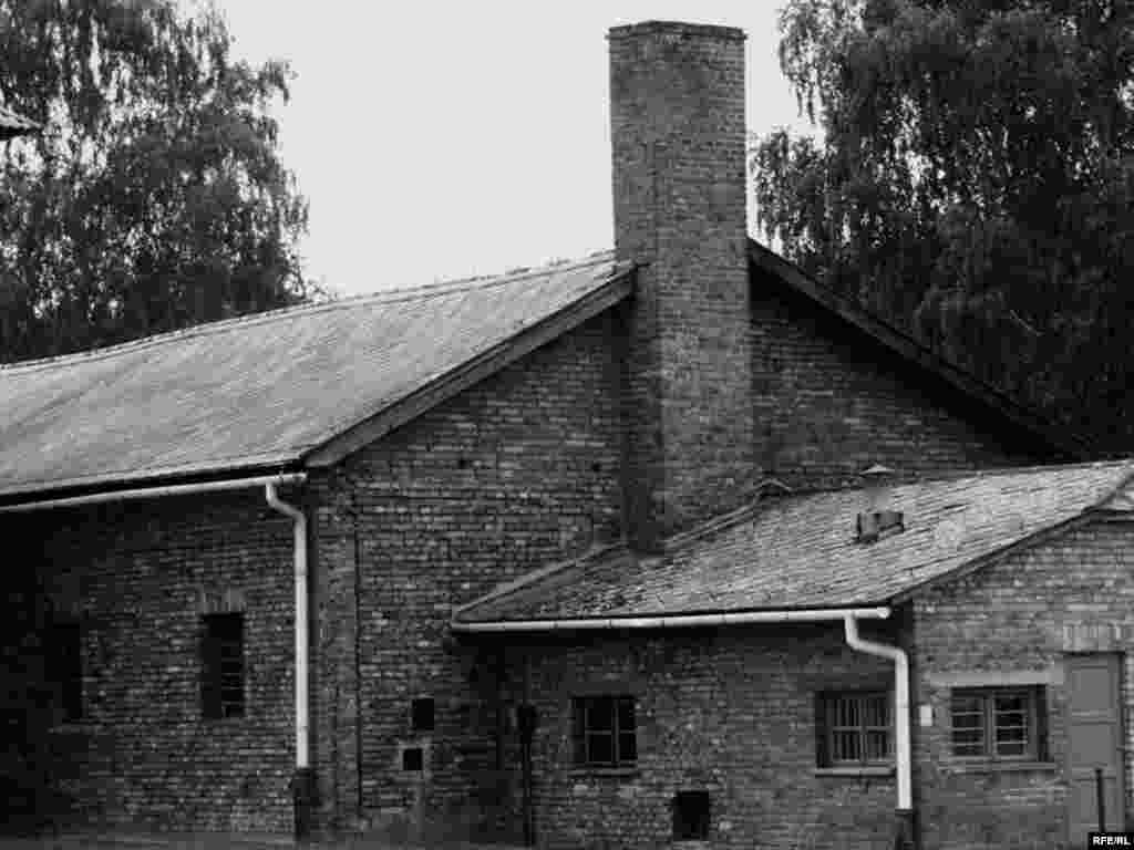 27.01. 1945. oslobođen je najveći nacistički logor smrti Auschwitz, simbol holokausta i stradanja, u kojem je tokom Drugog svetskog rata najmonstruoznije stradalo najmanje 1,5 milion ljudi.