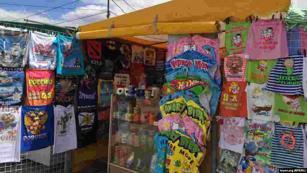 Надпись на одной из футболок: «Умом Россию не понять, пока не выпито 0,5»