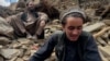 Hamidullah (dreapta) și vecinii săi din districtul Chawkai au scos cadavrele părinților, ale celor cinci surori și ale celor doi frați ai săi de sub molozul rămas după cutremurul devastator din Afganistan.