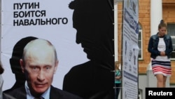 Плакат на одном из так называемых "агиткубов" сторонников Алексея Навального