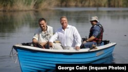 Barca politică a președintelui Iohannis pare din ce în ce mai dificil de manevrat. Absențele sale în momente cheie, amânările și indeciziile acutizează probleme majore. Iar în aceste zile, vitale. Aici, la 4 august 2021, la un eveniment dedicat Deltei Văcărești/București.