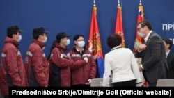 Predsednik Srbije Aleksandar Vučić susreo se sa timom lekara iz Kine koji su u Srbiju došli kako bi učestvovali u borbi protiv korona virusa - Beograd, 23. mart 2020.