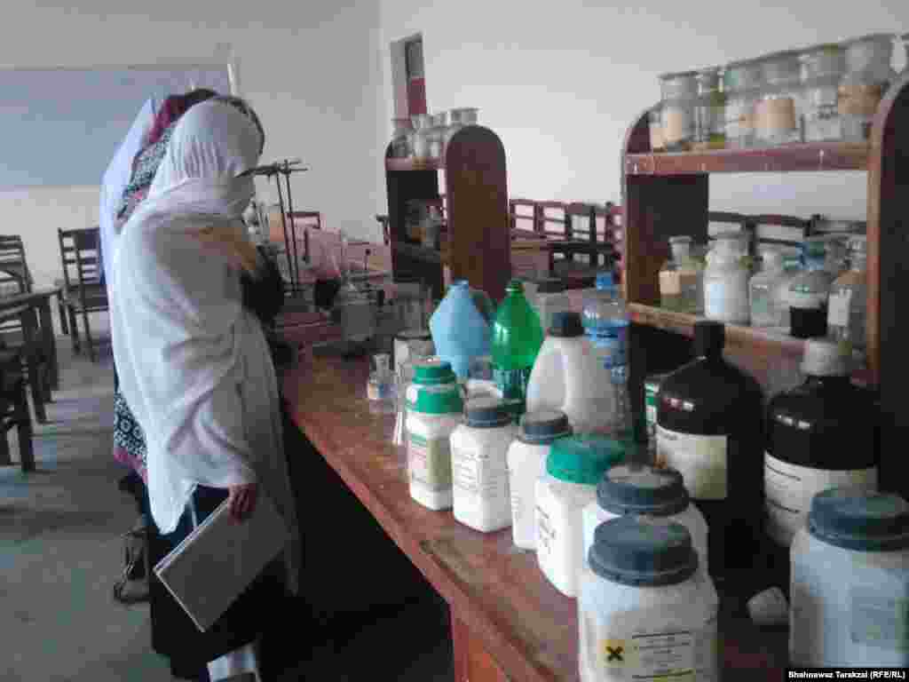 د سیف الله کلا د ښځو کالج لېبارټري 