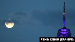 Relej na brdu Hum iznad Sarajeva van funkcije je od ratnih godina prve polovine devedesetih, tako da je uz boje kojima je osvjetljen danas ukras glavnog grada BiH, države koja 16 godina kasni sa procesom digitalizacije. Fotografija od 7. juna 2020.