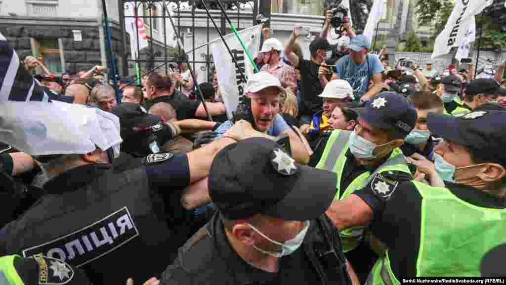 Через те, що під Офіс президента не пропустили учасників протесту з вінками, біля входу на площу перед будівлею між активістами і представниками поліції знов сталася штовханина.