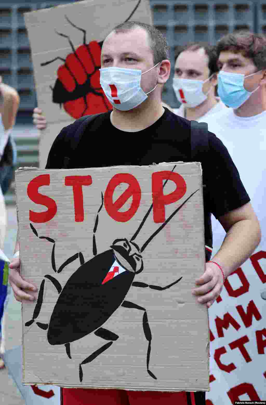 Prosvjednici često upoređuju dugogodišnjeg, autoritativnog predsjednika Aleksandra Lukašenka sa žoharom, zbog Syarhey Tsikhanouskog, vlogera koji je pozvao Bjeloruse da "zgaze" Lukašenka. Tsikhanouski koji je 9. avgusta pokušao da se takmiči za predsjednika, uhapšen je u Minsku u junu te se nalazi u vladinom pritvoru. Njegova supruga Svyatlana Tsikhanouskaya uzela je njegovo mjesto na izborima i sada se nalazi u egzilu u Litvaniji. 