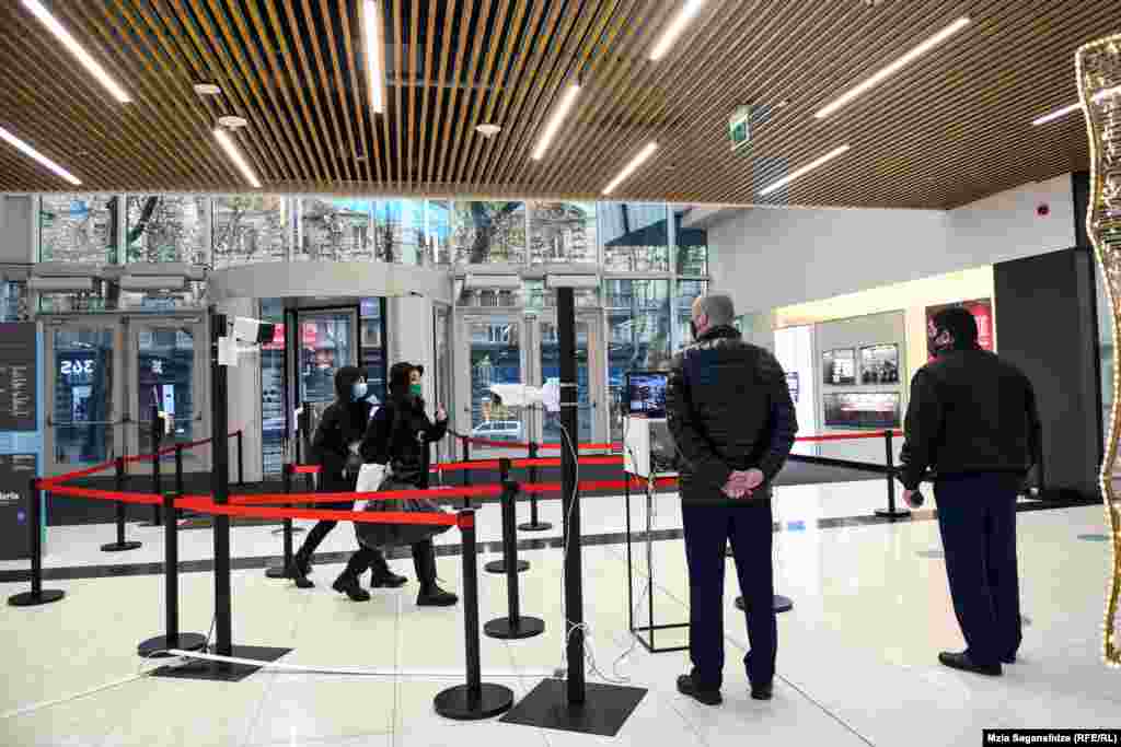 მაღაზიები კლიენტების ნაკადების მართვას შენობის შესასვლელიდან დაიწყებენ. 