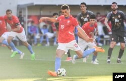 ჩეხეთის ნაკრების 10 ნომერი პატრიკ შიკი პენალტს ურტყამს ჩრდილოეთ მაკედონიის კარში. შიკმა პენალტი გაიტანა და ჩეხეთმა მატჩი ანგარიშით 2-1 მოიგო. 10 ივნისი, 2024.