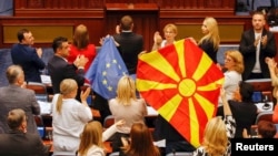 Zastave EU i Sjeverne Makedonije u parlamentu tokom rasprave u Skoplju 16. jula 