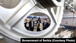 Zorana Mihajlović, vicepremijerka Srbije, i Hu Ksiaoiung, generalni direktor „Kineskih železnica“, u laboratoriji železničkog saobraćaja velike brzine u Beogradu, 5. maja 2020. Kineski investitor gradi prugu Beograd-Budimpešta. Ugovor o tom poslu nije potpuno transparentan.