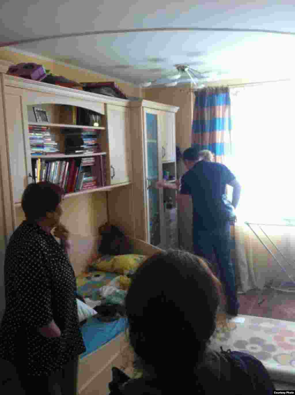 Навальный "Сейчас обнаружат секретные тайники детей Даши и Захара. Понятые на страже"