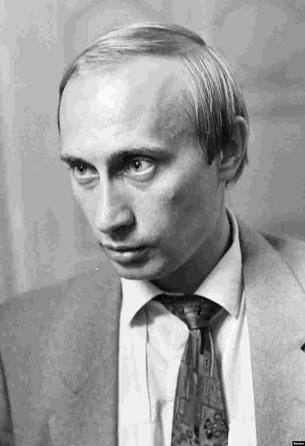 Vladimir Putin, predsedavajući Komiteta za spoljne odnose u Sankt Peterburgu, gleda na Marinsku palatu u Sankt Peterburgu, 20. avgusta 1991. godine 