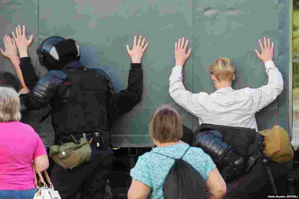 Snage sigurnosti vrše hapšenja u Minsku 11. augusta tokom memorijalnog događaja na mjestu na kojem je poginuo jedan demonstrant.