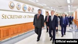 Министр обороны США Джим Мэттис и президент Украины Петр Порошенко в Пентагоне